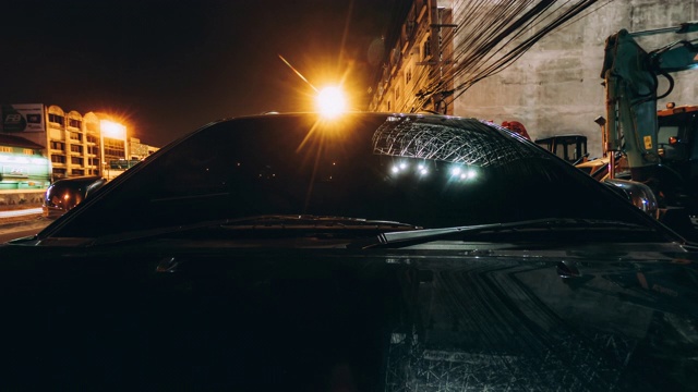 一辆黑色汽车在夜间行驶在道路上视频下载