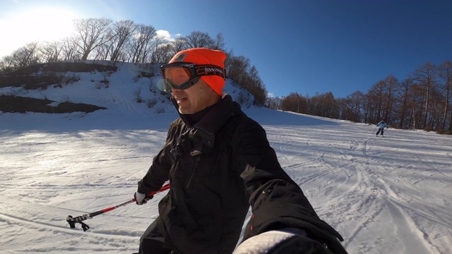 一个喜欢滑雪的老男人后面跟着一个女人视频下载