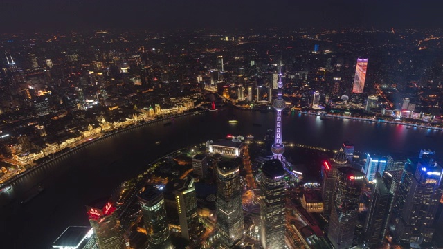航拍上海陆家嘴地区和外滩全景，摩天大楼灯光秀在晚上，中国。视频下载