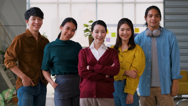 亚洲用户体验开发人员和用户界面设计师双臂交叉，自信地微笑在现代办公室的肖像。创意数字发展机构视频下载
