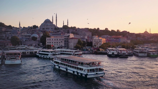 日落无人机视频Süleymaniye清真寺和博斯普鲁斯港视频素材
