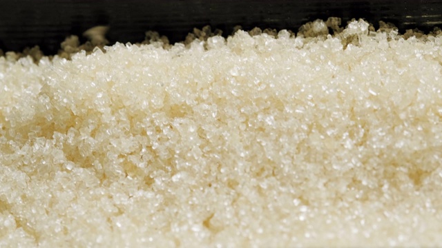特写的红糖作为食品生产在工业炼油厂视频下载