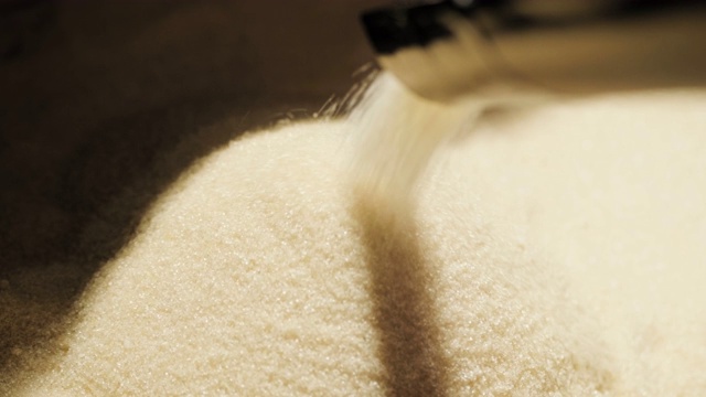 用自动化工厂机械生产原料糖作为食品的工业视频素材
