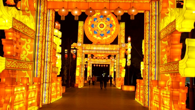 中国陕西西安，庆祝中国春节的灯饰表演视频素材