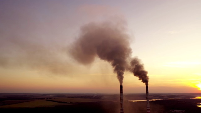 工业排放的烟雾造成污染视频素材