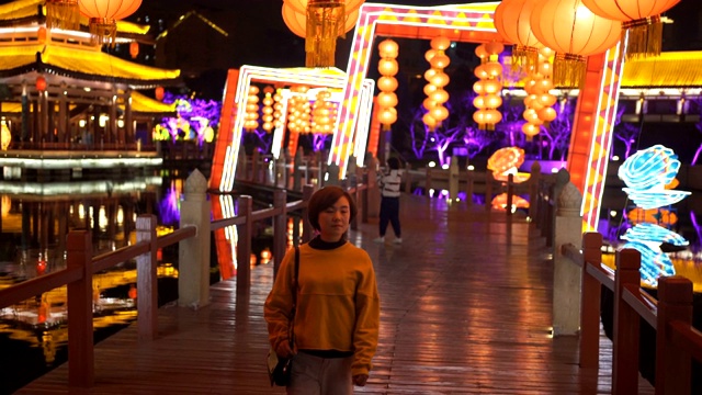 中国陕西西安，庆祝中国春节的灯饰表演视频素材