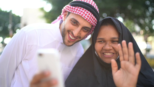 阿拉伯中东夫妇在街上用手机视频通话视频下载