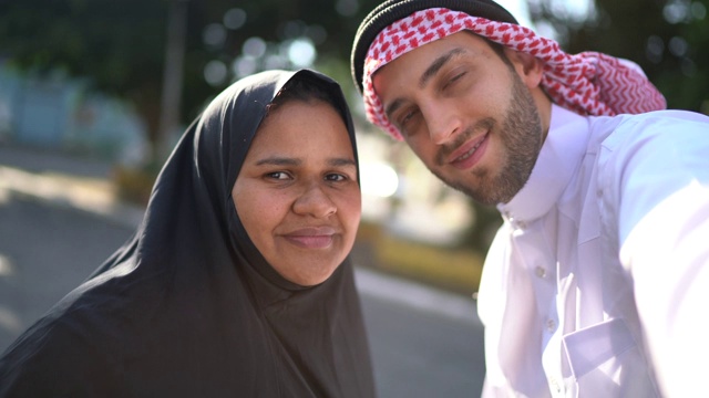阿拉伯中东夫妇在街上自拍视频下载