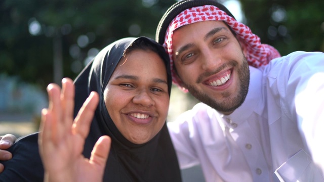 阿拉伯中东夫妇在街上自拍/视频通话视频下载