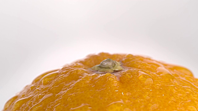 近距离切片橙色在白色的背景。新鲜健康的水果。视频素材
