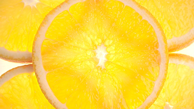 近距离切片橙色在白色的背景。新鲜健康的水果。视频素材