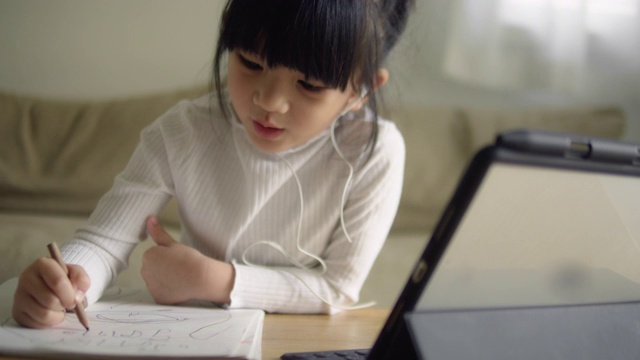 小女孩用平板电脑做作业。视频素材