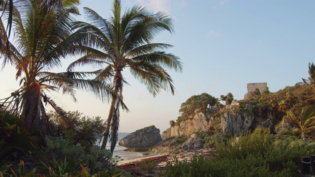 加勒比海海边悬崖上的图卢姆玛雅遗址。维恩托风寺在日出时景色优美视频下载