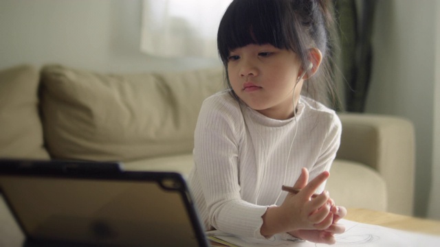 亚裔女儿在家参加网络课程。视频素材