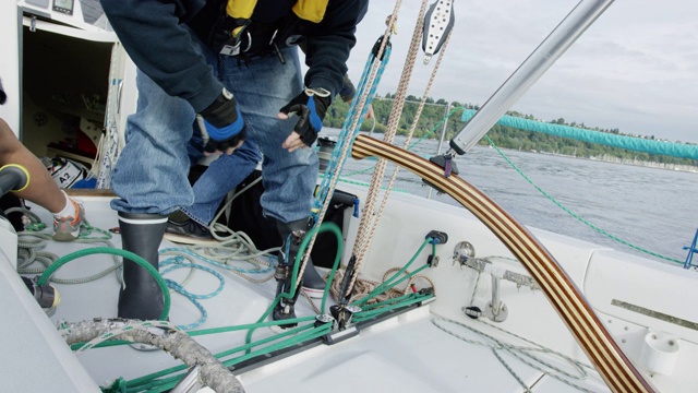 慢镜头拍摄的一个小船员在一艘帆船的甲板上工作，在西雅图附近，华盛顿视频素材
