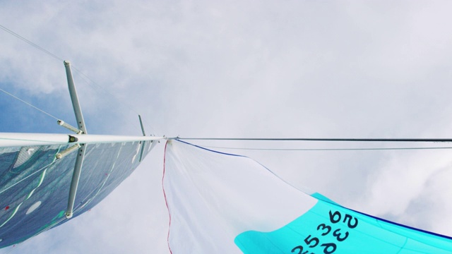 慢动作拍摄的三角帆展开在风中在普吉特湾的帆船在一个部分多云的天在华盛顿视频素材