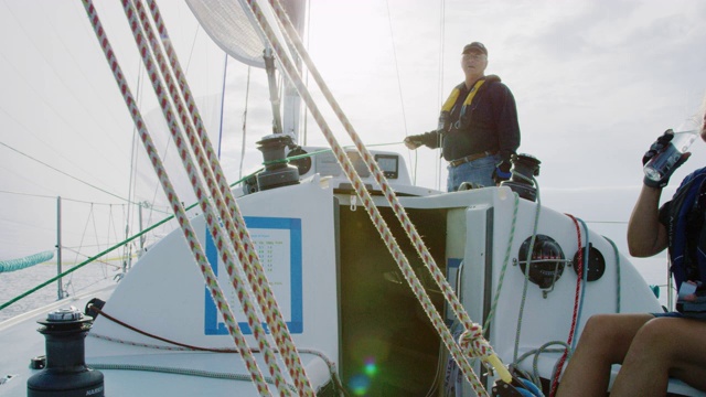 一艘帆船的一侧的慢动作拍摄，因为它通过普吉特海湾在华盛顿在一个部分阴天视频素材