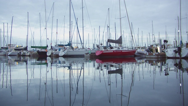 倾斜拍摄的帆船在普吉特海湾附近的西雅图，华盛顿在一个阴天视频素材