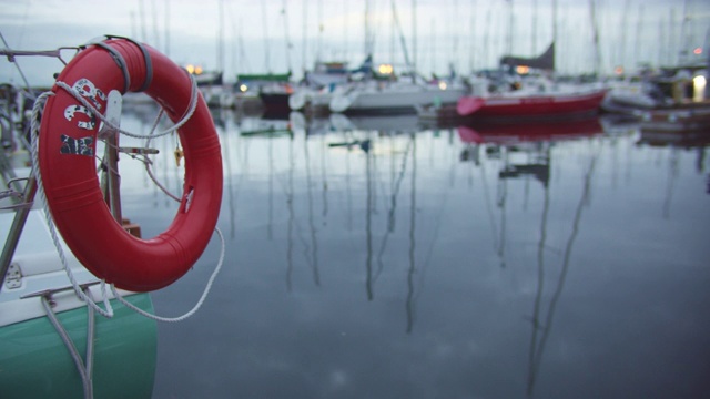 在华盛顿州西雅图附近的普吉特海湾，一个救生圈挂在一艘帆船的一侧视频素材