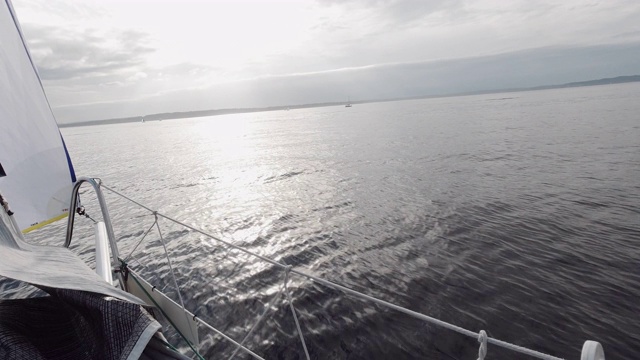 一位60多岁的船长和他的船员在华盛顿西雅图附近的普吉特湾观看帆船的三角帆视频素材