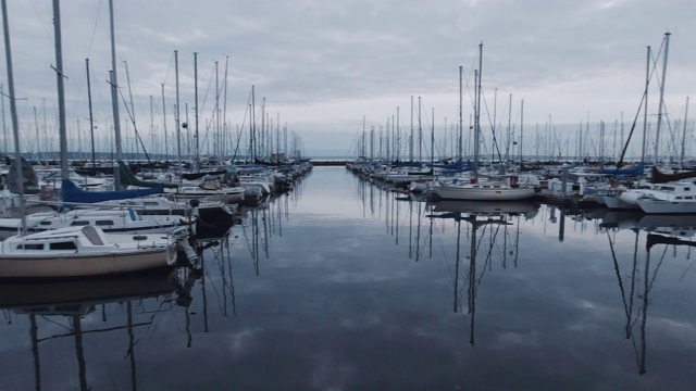 阴天里，华盛顿西雅图附近普吉特海湾的帆船视频素材