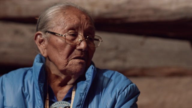 一位80多岁的美国土著(纳瓦霍人)妇女在吃饭时与一位40多岁的男子交谈并大笑视频下载