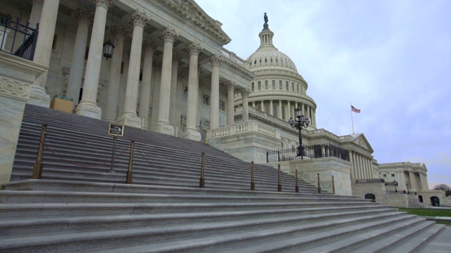 在华盛顿特区，美国国会大厦和众议院的台阶上行走视频素材