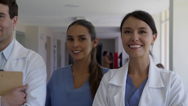 近距离观察拉丁美洲医疗保健专业人员在医院面对镜头微笑视频素材