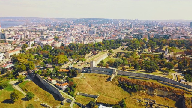 塞尔维亚贝尔格莱德的卡里梅格丹公园堡垒地区全景录像。视频素材