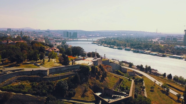 塞尔维亚贝尔格莱德的卡里梅格丹公园堡垒地区全景录像。视频素材