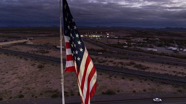 无人机在I-10休息站拍摄的星条旗飞行视频素材