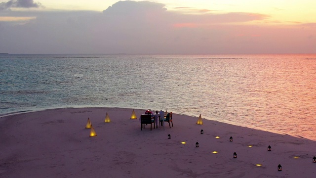 海滩上的浪漫晚餐视频下载