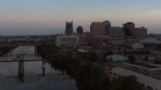 鸟瞰图的市中心纳什维尔，田纳西州和坎伯兰河在黄昏。视频素材