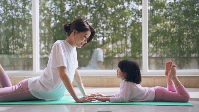 Mother and daughter doing yoga at home视频素材
