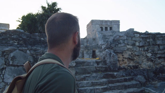 一名游客在探索图卢姆玛雅遗址。墨西哥金塔纳罗奥州视频下载