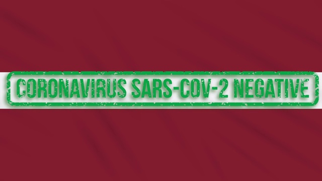 拉脱维亚摇摆着印有免受冠状病毒感染的绿色印记的国旗，循环视频下载