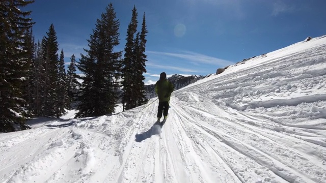 在犹他州的云层之上滑雪视频素材