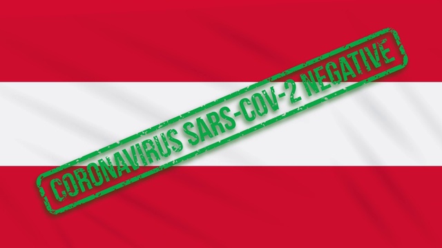 奥地利国旗上飘扬着绿色的免冠状病毒印章，循环往复视频下载