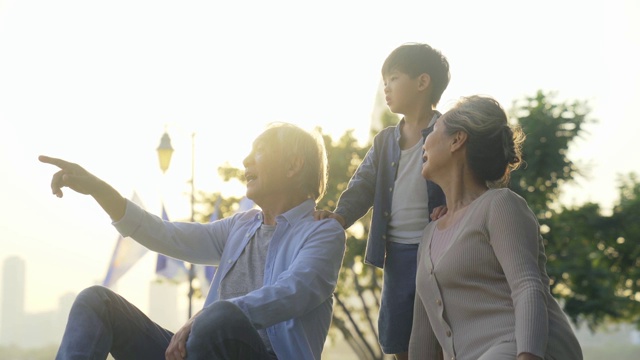 亚洲祖父母和孙子在户外放松视频素材