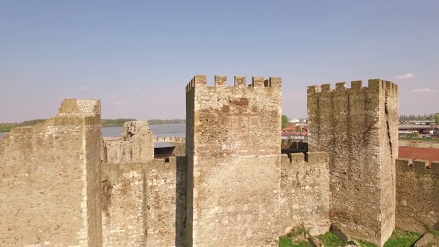 塞尔维亚斯梅杰列沃市需要修复的旧堡垒外观。视频素材