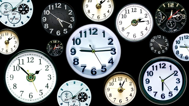 各种时钟在一帧时间流逝。时间概念镜头由真实的，不同的钟面组成。在黑色背景上显示不同的时间。4 k。视频素材