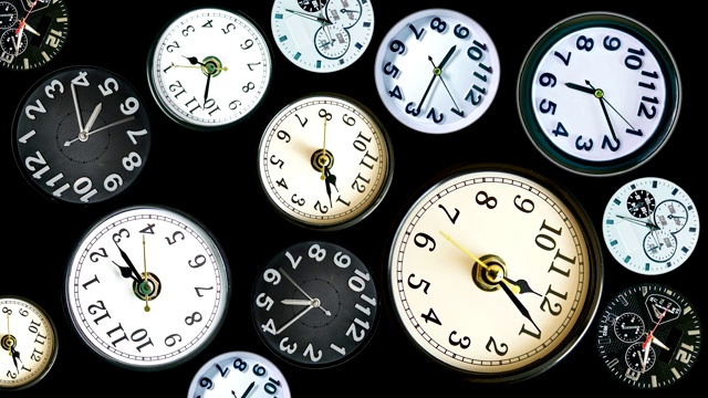 各种时钟在一帧时间流逝。时间概念镜头由真实的，不同的钟面组成。在黑色背景上显示不同的时间。4 k。视频素材