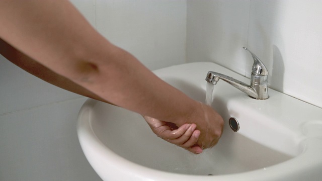 女性用消毒肥皂洗手的4K视频会感染卫生间里的细菌和病毒视频素材
