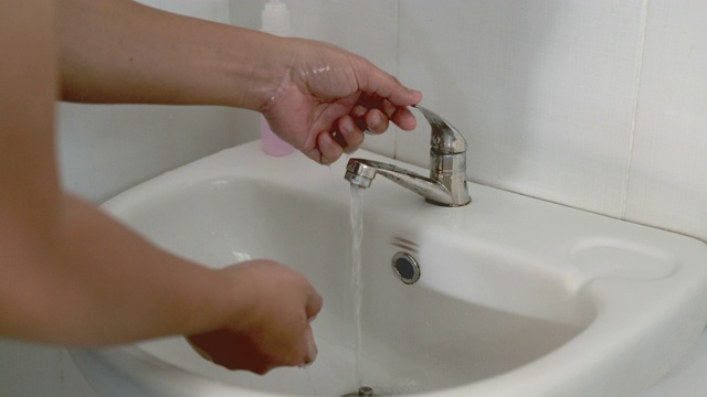 女性用消毒肥皂洗手的4K视频会感染卫生间里的细菌和病毒视频素材