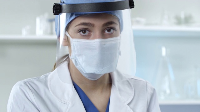 女医生戴口罩和防护罩视频下载