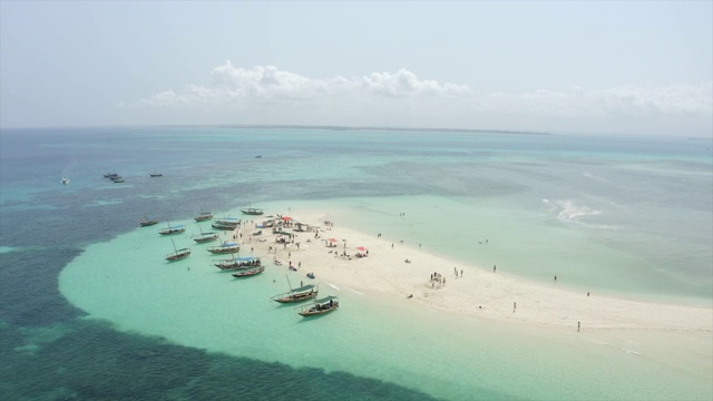 无人机拍摄的坦桑尼亚桑给巴尔热带海滩沙洲。视频下载