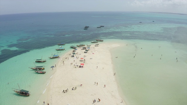 无人机拍摄的坦桑尼亚桑给巴尔热带海滩沙洲。视频下载