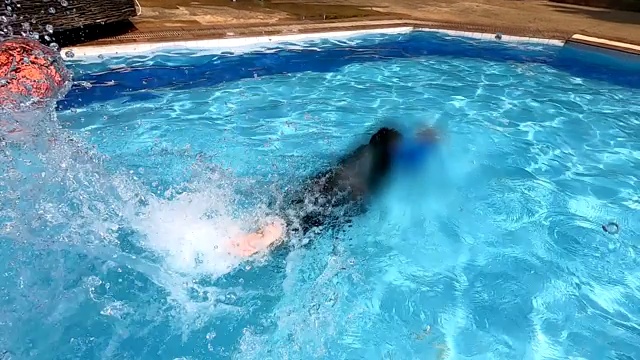 一个男孩在游泳池里玩视频素材