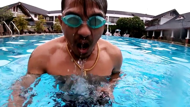 一个在游泳池里跳水的人视频素材