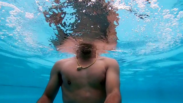 一个在游泳池里跳水的人视频素材